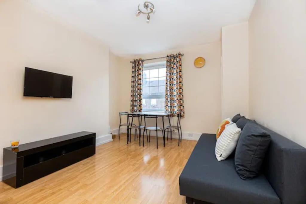 Tranquil 1Br In South Bank With Onsite Parking Apartment London Bagian luar foto