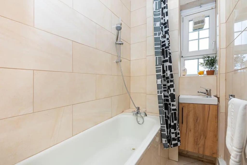 Tranquil 1Br In South Bank With Onsite Parking Apartment London Bagian luar foto